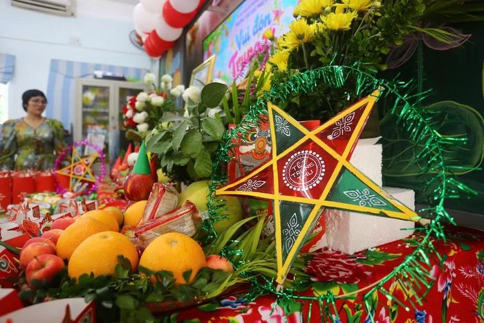 Mâm cỗ Trung thu đậm chất truyền thống với sự xuất hiện không thể thiếu của chiếc đèn ông sao quen thuộc