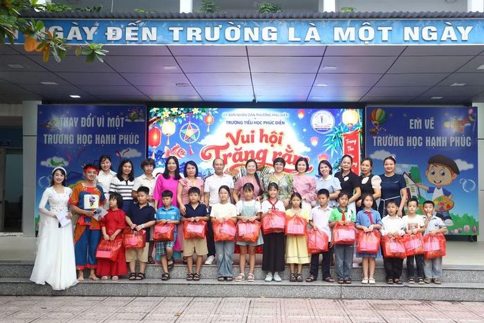 Đại diện nhà trường trao tặng những phần quà Trung thu ý nghĩa cho các em học sinh có hoàn cảnh khó khăn, những món quà thiết thực là nguồn động viên tinh thần to lớn, giúp các em vững bước vươn lên trong học tập