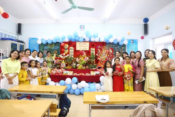 Khoảnh khắc gắn kết đầy ấm áp giữa nhà trường và gia đình, thể hiện sự đồng hành chăm lo cho các em học sinh trong ngày hội "Vui hội trăng rằm"