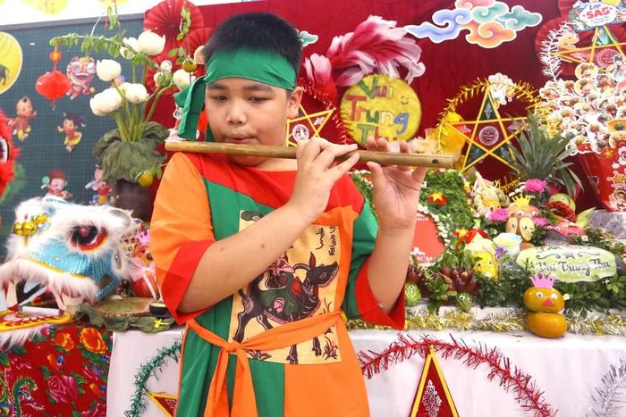 Tiết mục biểu diễn thổi sáo tài năng của em học sinh thu hút sự chú ý và nhận được những tràng pháo tay tán thưởng rộn ràng từ thầy cô, bạn bè