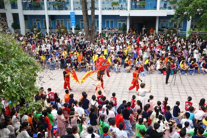 Đông đảo các em học sinh hào hứng tham gia các hoạt động Trung thu truyền thống tại sân trường
