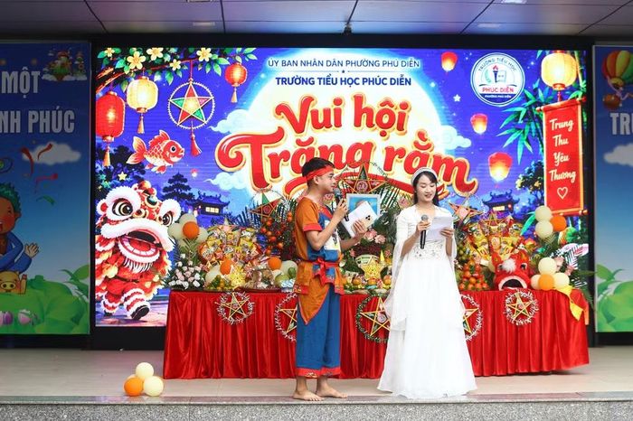 Hình ảnh Chú Cuội và Chị Hằng duyên dáng do chính các thầy cô giáo Trường Tiểu học Phúc Diễn hóa trang