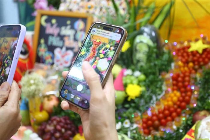 Không giấu được niềm tự hào, các cô giáo tranh thủ lưu lại những hình ảnh mâm cỗ Trung thu rực rỡ sắc màu