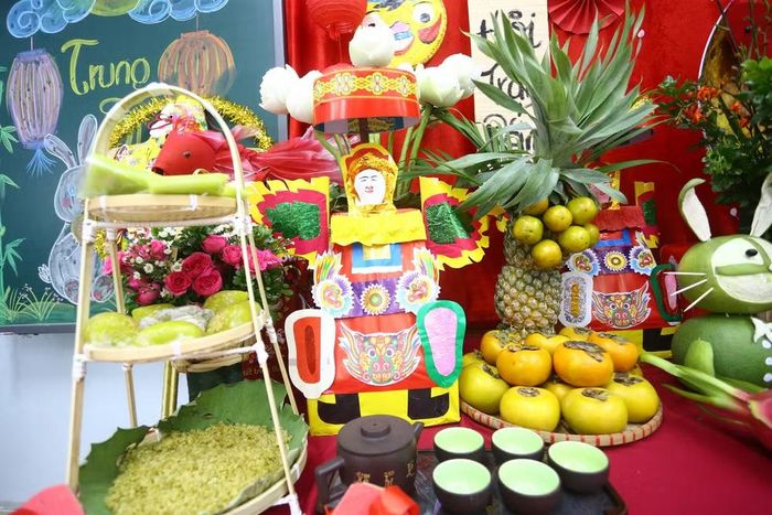Không chỉ trang trí đẹp mắt, mâm cỗ Trung thu còn giáo dục lòng hiếu học cho học sinh thông qua hình ảnh Tiến sĩ giấy truyền thống