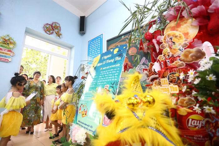 Không khí chấm thi thêm phần hào hứng khi Ban giám khảo nhận được sự đón tiếp nồng nhiệt, đầy bất ngờ từ các thành viên trong từng lớp học