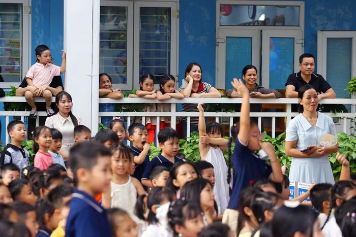 Sự hiện diện và ánh mắt rạng rỡ của các bậc phụ huynh chính là minh chứng rõ nét nhất cho sự đồng hành khăng khít giữa gia đình và nhà trường, cùng vun đắp cho các em một tuổi thơ trọn vẹn tình yêu thương