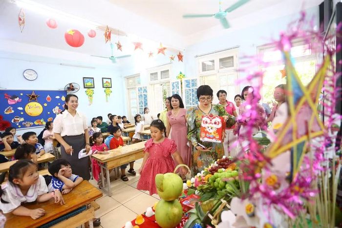 Ban giám khảo hội thi chấm điểm các mâm cỗ dựa trên tiêu chí thẩm mỹ, sự sáng tạo và tính truyền thống