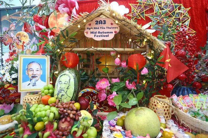 Với sự tự tin và hồn nhiên, các em học sinh lớp 2A3 đã giới thiệu về ý nghĩa mâm cỗ Trung thu của lớp mình, từ hình ảnh Bác Hồ đến ngôi nhà yêu thương, khiến ban giám khảo vô cùng ấn tượng