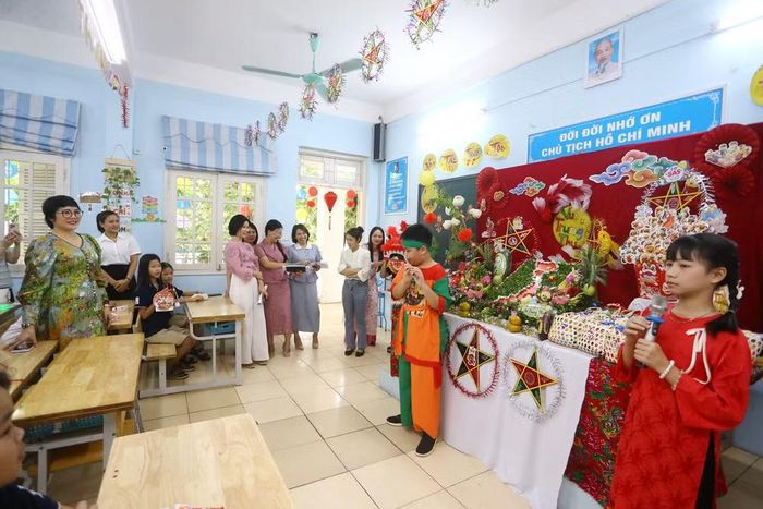 Khoảnh khắc Ban giám khảo vui vẻ hòa cùng màn đón tiếp độc đáo, rực rỡ sắc màu từ các em nhỏ