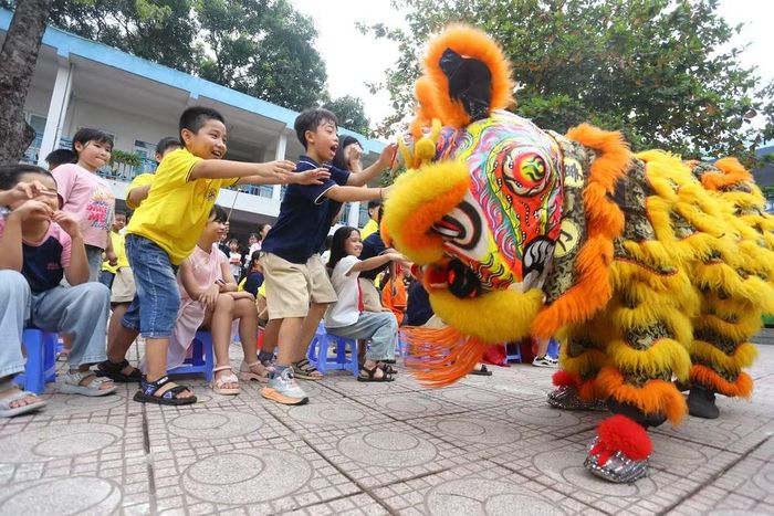 Sự kết hợp giữa âm thanh vang dội của tiếng trống, tiếng chiêng và những điệu múa uyển chuyển, dứt khoát của lân sư rồng khiến sân trường bùng nổ trong tiếng reo hò của các em nhỏ
