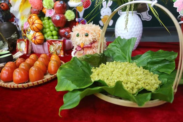 Sự xuất hiện của gói cốm thu truyền thống không chỉ làm phong phú thêm mâm cỗ đêm Rằm mà còn giáo dục các em nhỏ về nét văn hóa ẩm thực tinh tế của Thủ đô