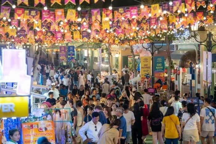 Sau màn diễu hành trung thu, cả gia đình có thể cùng tham gia các trò chơi tương tác sôi động tại chợ đêm VUI-Fest