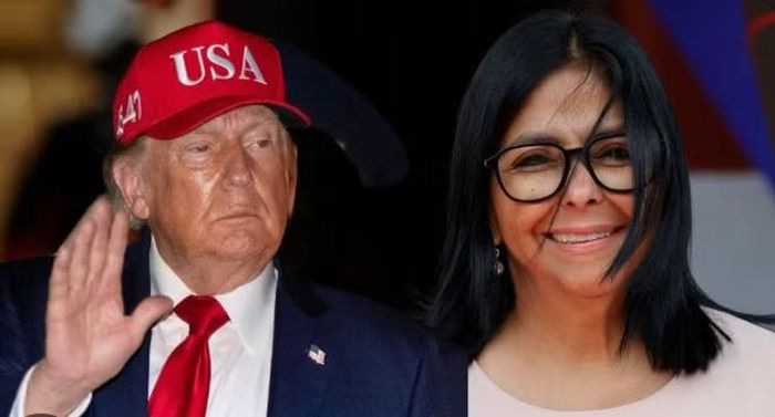 Bức ảnh được bà Rodríguez đăng cho thấy ông Trump giơ ngón tay cái, trong khi bà tạo hình chữ V bằng 2 ngón tay.