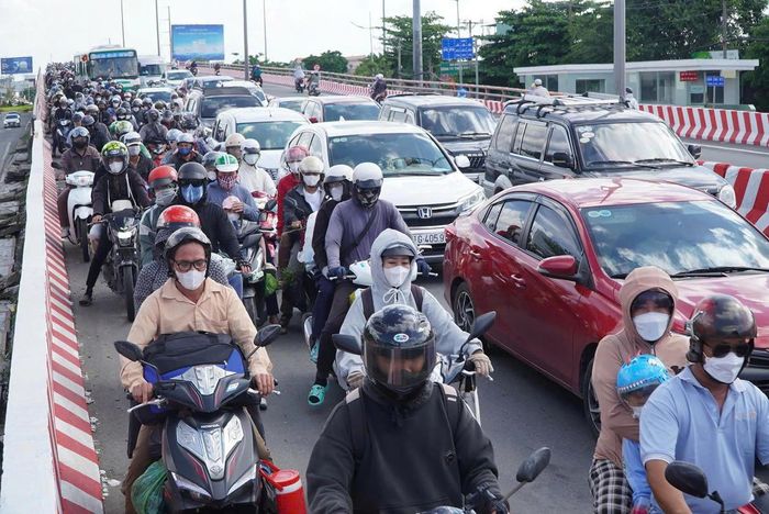 Chuyển đổi phương tiện giao thông để kiểm soát khí thải cần có lộ trình và quan tâm đến lợi ích của người dân. Ảnh: Q.Đ.