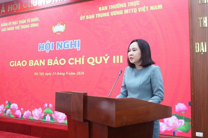 Bà Vũ Thị Giáng Hương - Phó Trưởng ban Thường trực Ban Tuyên giáo Cơ quan Ủy ban Trung ương MTTQ Việt Nam trình bày báo cáo kết quả công tác của các cơ quan báo chí.