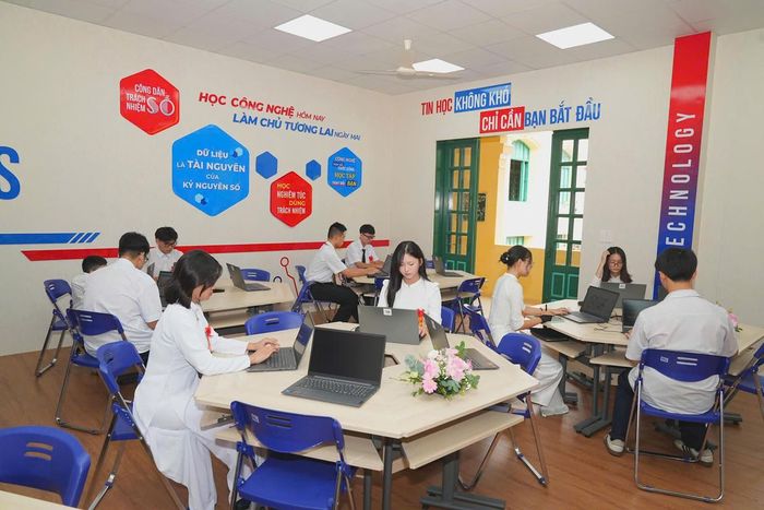 Hoạt động ngoài giờ chính khóa có thể gồm giáo dục văn hóa, nghệ thuật, thể thao; tăng cường ngoại ngữ, tin học; STEM/STEAM, công nghệ, học tập số, AI... Ảnh minh hoạ.