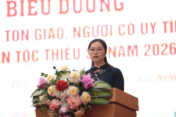 Bà Bùi Thị Minh, Phó Bí thư Tỉnh ủy, Chủ tịch Ủy ban MTTQ Việt Nam tỉnh Phú Thọ phát biểu ghi nhận đóng góp quan trọng của chức sắc, chức việc, người uy tín. Ảnh: Tùng Duy.