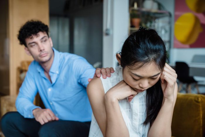 Thất bại xuất hiện trong nhiều khía cạnh của cuộc sống. Một mối quan hệ đổ vỡ, thói quen mới không duy trì được, dự án công việc chưa đạt kỳ vọng hay một món ăn nấu hỏng đều có thể khiến con người cảm thấy thất bại. Cảm giác thất bại có thể kéo theo tội lỗi, xấu hổ và câu hỏi về bước tiếp theo. Theo các chuyên gia được The New York Times phỏng vấn, trị liệu tâm lý có thể hữu ích, nhưng sách là điểm bắt đầu dễ tiếp cận và ít gây áp lực hơn với một số người. Ảnh minh họa: Timur Weber/Pexels.