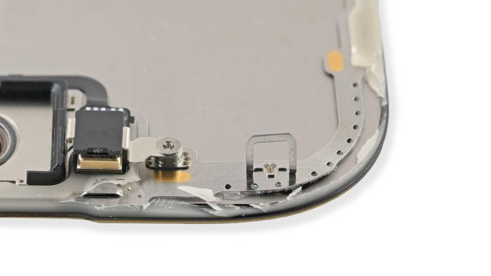  Thiết bị vẫn yêu cầu tháo từ phía màn hình để tiếp cận các linh kiện bên trong. Lớp gioăng keo chống nước bám rất chặt khiến phần viền nhựa mỏng quanh màn hình cực kỳ dễ nứt gãy khi thao tác. Điều này tạo ra rủi ro hư hỏng màn hình cao ngay cả đối với những tác vụ bảo dưỡng cơ bản như thay thế pin hay sửa cổng USB-C. Ảnh: iFixit. 