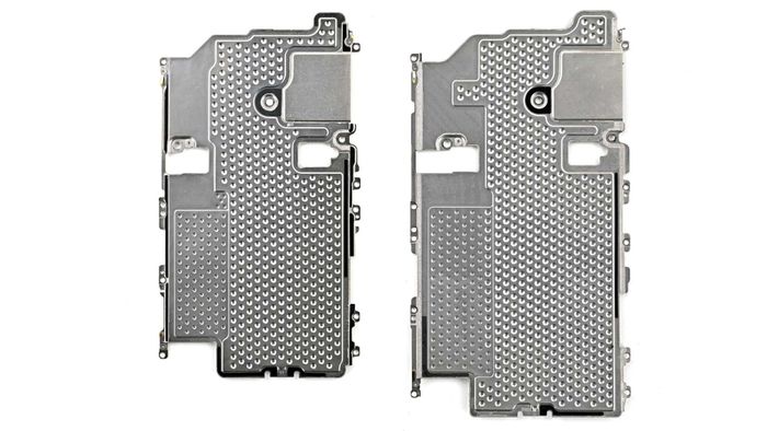  Viên pin dung lượng lớn trên máy (bên trái là của iPhone 18 Pro, bên phải là Pro Max) được đặt gọn bên trong một khay kim loại cố định bằng các định vị ốc vít. Thiết kế này tiếp tục kế thừa ưu điểm giúp bảo vệ pin an toàn hơn. Lớp keo dán pin vẫn sử dụng công nghệ giải phóng bằng dòng điện hạ áp, cho phép tháo viên pin ra khỏi khay chỉ sau khoảng 90 giây kích điện. Ở trong ảnh, lớp phía dưới là tản nhiệt buồng hơi mới, với kích cỡ lớn hơn hẳn so với mẫu iPhone 17 Pro Max. Ảnh: iFixit. 