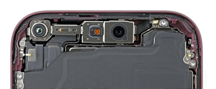  Để thu nhỏ hệ thống Dynamic Island, Apple đã đưa cảm biến hồng ngoại của hệ thống Face ID ẩn xuống dưới màn hình. Đây cũng là cách Samsung từng dùng để ẩn camera selfie trên các thế hệ Galaxy Z Fold4, Z Fold5 và Z Fold6. Tuy nhiên, chất lượng hình ảnh thu được thường bị nhiễu do mạng lưới điểm ảnh nằm phía trên. Ảnh: iFixit. 