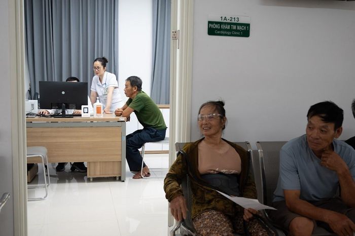  Không chỉ lưu lịch sử khám chữa bệnh, Sổ sức khỏe điện tử VNeID còn hiển thị thông tin BHYT, phiếu hẹn khám lại và giấy chuyển tuyến của người dân. Ảnh minh họa: Đinh Hà. 