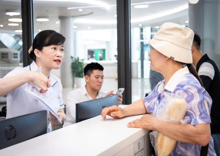  Người dân có thể dùng Sổ sức khỏe điện tử VNeID thay sổ giấy khi đi khám. Ảnh: Đinh Hà. 