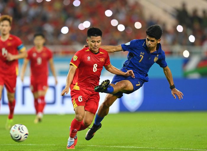  Thành Long (trái) chơi tốt, giúp tuyển Việt Nam lên ngôi quán quân ASEAN Cup 2026. Ảnh: Việt Linh. 