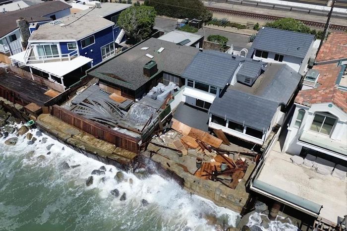  Những ngôi nhà ven biển bị hư hại ở Dana Point, California (Mỹ). Ảnh: CA Post. 