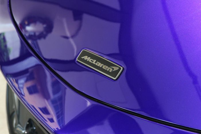 Logo cũ của McLaren trên mẫu siêu xe Artura Spider. Ảnh minh họa: Phúc Hậu.
