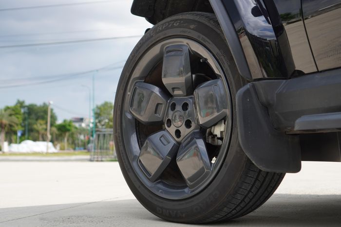 Dù là một mẫu xe hình hộp có kích thước không quá lớn, V23 lại được trang bị bộ mâm kích thước đến 21 inch.