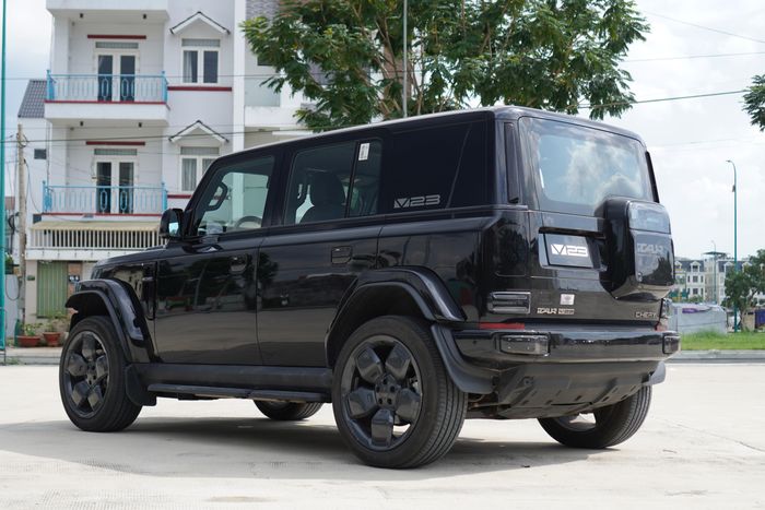 Đuôi xe có cốp mở ngang, thiết kế dạng khối vuông đi kèm là phần nhô ra mang phong cách SUV địa hình, được trang bị camera sau và đèn chiếu sáng.