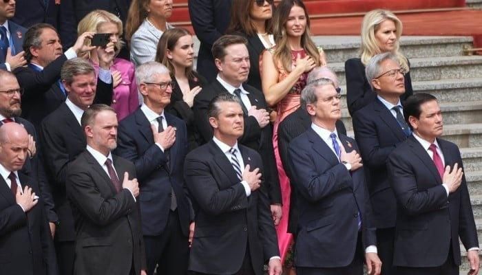 Cựu CEO Apple Tim Cook, CEO Tesla Elon Musk, CEO Nvidia Jensen Huang (hàng sau) trong chuyến đi Trung Quốc hồi tháng 5 cùng các quan chức nội các gồm Bộ trưởng Tài chính Scott Bessent, Ngoại trưởng Marco Rubio. Ảnh: Reuters.
