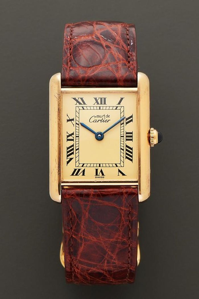 Cartier Tank cổ điển thường được Cruz Beckham đeo khi biểu diễn cùng The Breakers. Ảnh: Gtresonline; Catrier.
