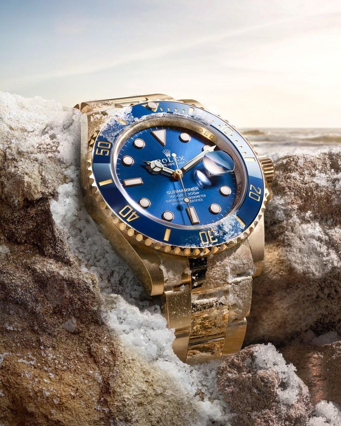Cruz Beckham heo dõi World Cup 2026 với chiếc Rolex Submariner Date hiếm có trên thị trường. Ảnh: The Sun; Rolex.