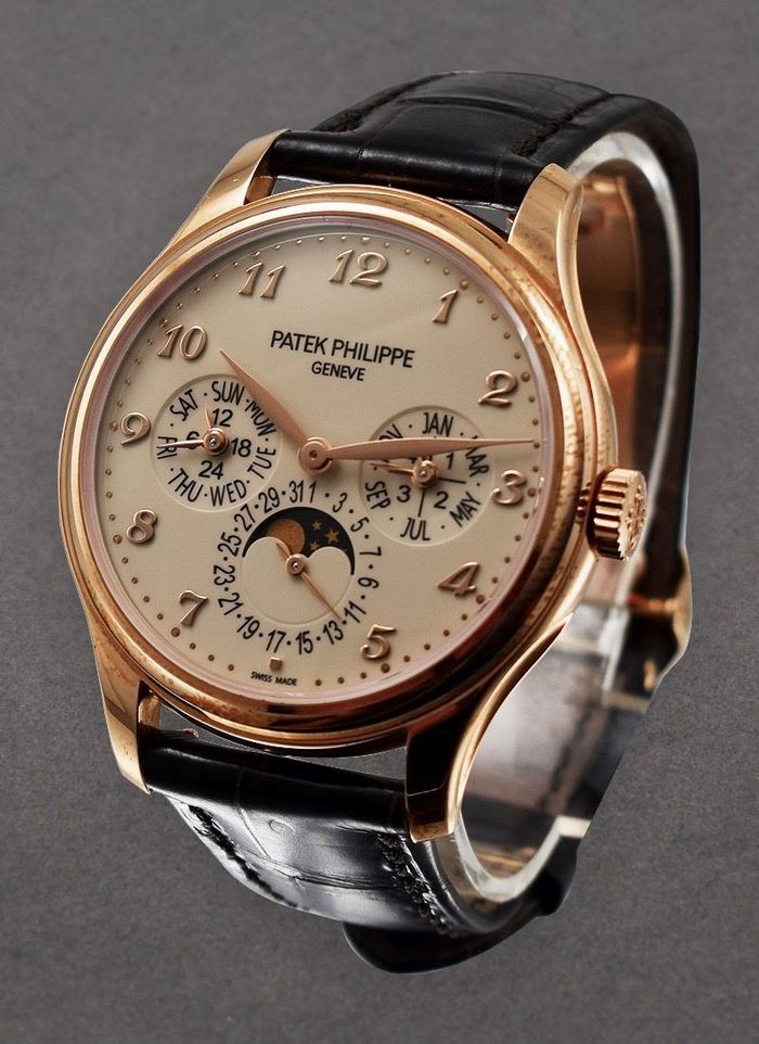 Cruz Beckham đeo Patek Philippe Calatrava Grand Complications 5327R-001 tham dự sự kiện cha mình được trao ngôi sao trên Đại lộ Danh vọng Hollywood. Ảnh: Lisa O'Connor; Patek Philippe.