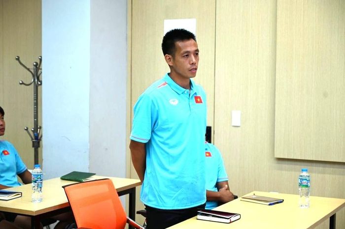 Lớp trưởng Nguyễn Văn Quyết đại diện lớp phát biểu. Ảnh: Liên đoàn Bóng đá Việt Nam (VFF).