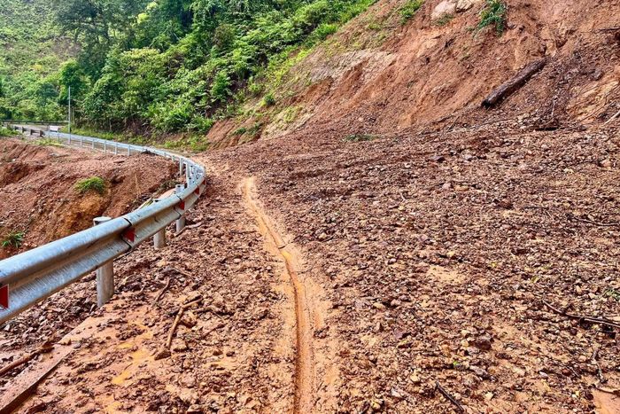 Một đoạn sạt lở nặng ở xã Hướng Phùng, Quảng Trị (ảnh trái). Khi đi đến xã A Lưới - phía tây thành phố Huế tôi tiếp tục gặp thêm 1 đoạn sạt lớn (ảnh phải).