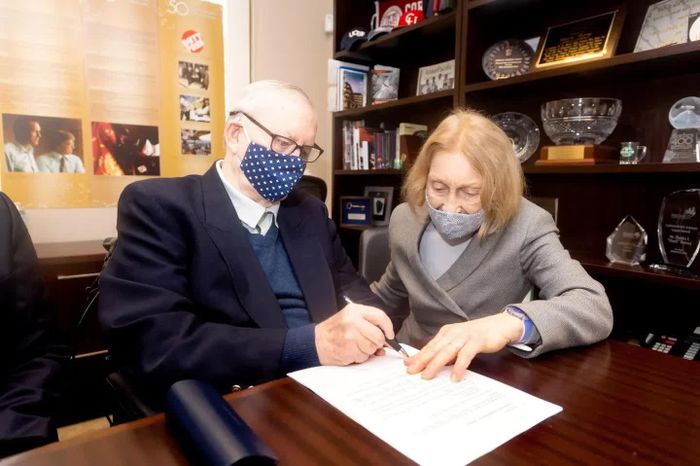 Vào năm 2020, tỷ phú Chuck Feene cùng vợ, bà Helga Feeney, ký các văn kiện tại San Francisco đánh dấu sự kết thúc của Atlantic Philanthropies sau bốn thập kỷ hoạt động từ thiện toàn cầu. Ảnh: Tổ chức từ thiện Atlantic Philanthropies