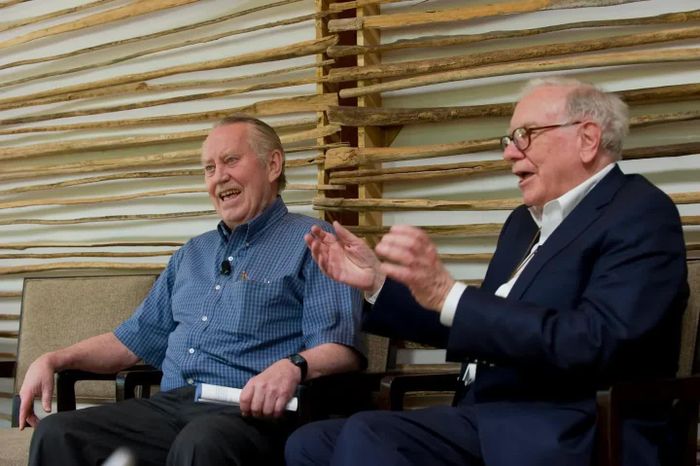 Tỷ phú Chuck Feeney (trái) và tỷ phú Warren Buffett. Ảnh: Quỹ Bill & Melinda Gates