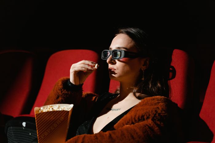 Netflix, video trực tuyến và smartphone đang thay đổi cách giới trẻ xem nội dung, khiến tivi, sách in và cả rạp phim dần trở thành lựa chọn thứ yếu. Ảnh minh họa: Tima Miroshnichenko/Pexels.