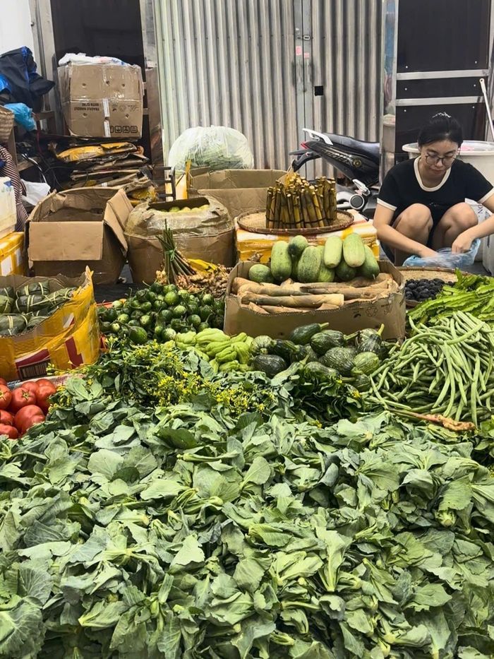 Từ nhân viên văn phòng, Oanh chuyển sang làm công việc bán rau củ tại nhà.