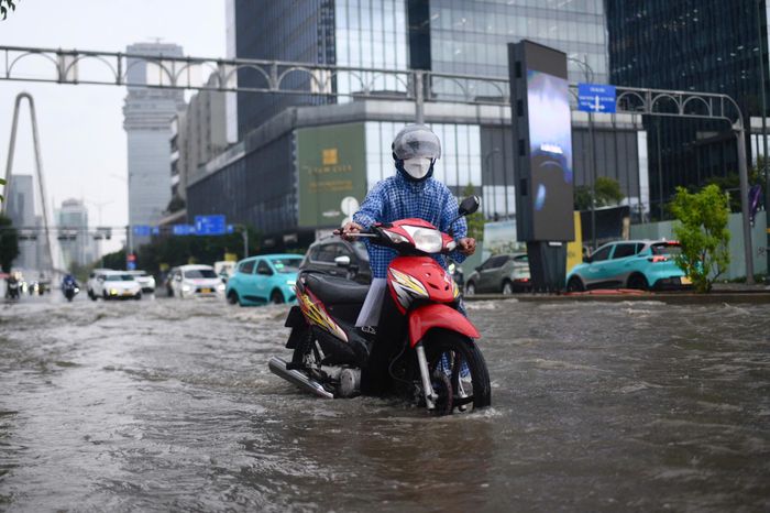 Nhiều xe chết máy, người dân phải dắt bộ. Đoạn ngập khoảng gần 100 mét từ Trần Bạch Đằng đến đường D1.