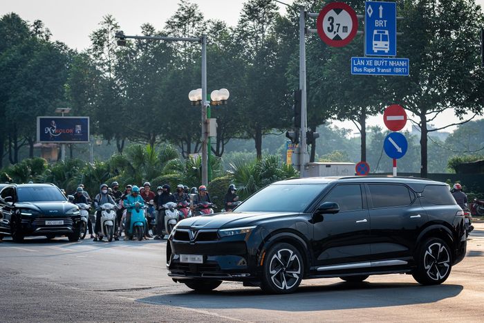 Ghi nhận chiều 22/9, một số ôtô vẫn đi thẳng qua nút giao thay vì rẽ phải vào đường Tố Hữu. Nhiều tài xế chưa nắm rõ phương án tổ chức giao thông mới nên vẫn di chuyển theo lộ trình cũ, đi thẳng từ đường Trung Thư vào Trung Văn giờ cao điểm. 