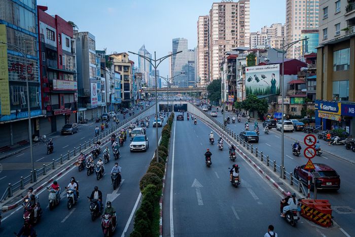  Bên cạnh đó, hệ thống đèn tín hiệu giao thông tại nút Tố Hữu - Trung Thư - Trung Văn được điều chỉnh thời gian chu kỳ và pha đèn phù hợp phương án tổ chức giao thông mới. Việc điều chỉnh cũng được thực hiện tại các nút giao lân cận trên trục Tố Hữu, gồm Tố Hữu - Vũ Trọng Khánh và Tố Hữu - Lê Văn Lương. 