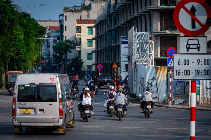  Tại nút giao có đèn tín hiệu giữa đường Trung Thư và Tố Hữu, lực lượng chức năng lắp đặt biển báo cấm ôtô đi thẳng trong giờ cao điểm. Theo Sở Xây dựng Hà Nội, phương án mới được đưa ra sau khi cơ quan chức năng theo dõi thực tế và ghi nhận nút giao Tố Hữu - Trung Thư - Trung Văn thường xuyên ùn ứ, mất an toàn giao thông, đặc biệt vào những khung giờ đông phương tiện. 