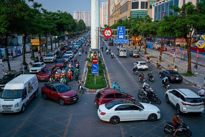  Để trở lại hướng Trung Văn, các phương tiện từ đường Trung Thư sẽ di chuyển theo đường Tố Hữu, đến khu vực nhà chờ BRT Vạn Phúc 2 và chuyển hướng tại điểm quay đầu gần đó.