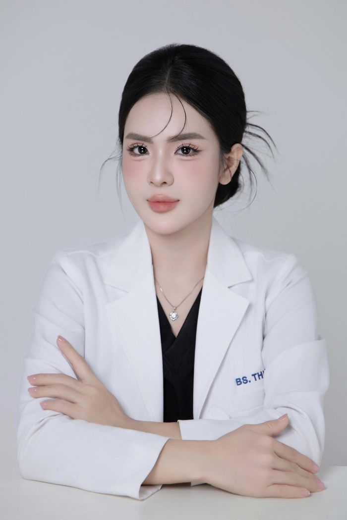  BS.CKI Lê Thị Thu Hiền khuyên dân văn phòng nên dưỡng da đều đặn, thoa kem chống nắng tùy vào vị trí ngồi. Ảnh: NVCC. 