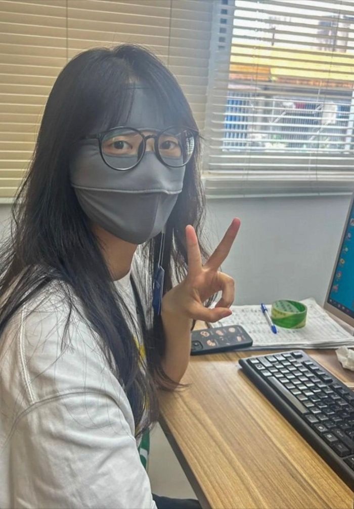 Một số nhân sự Trung Quốc đeo khẩu trang để bảo vệ da, dựng ô nhằm giảm tác động của ánh sáng ở văn phòng. Ảnh: RedNote.