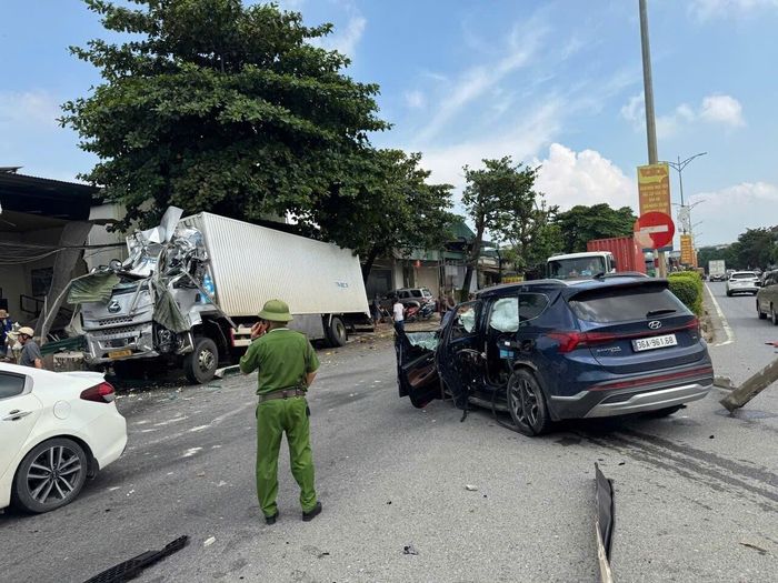 Hiện trường vụ tai nạn liên hoàn giữa nhiều phương tiện trên tuyến quốc lộ 1 đoạn qua tỉnh Thanh Hoá làm 4 người thương vong.